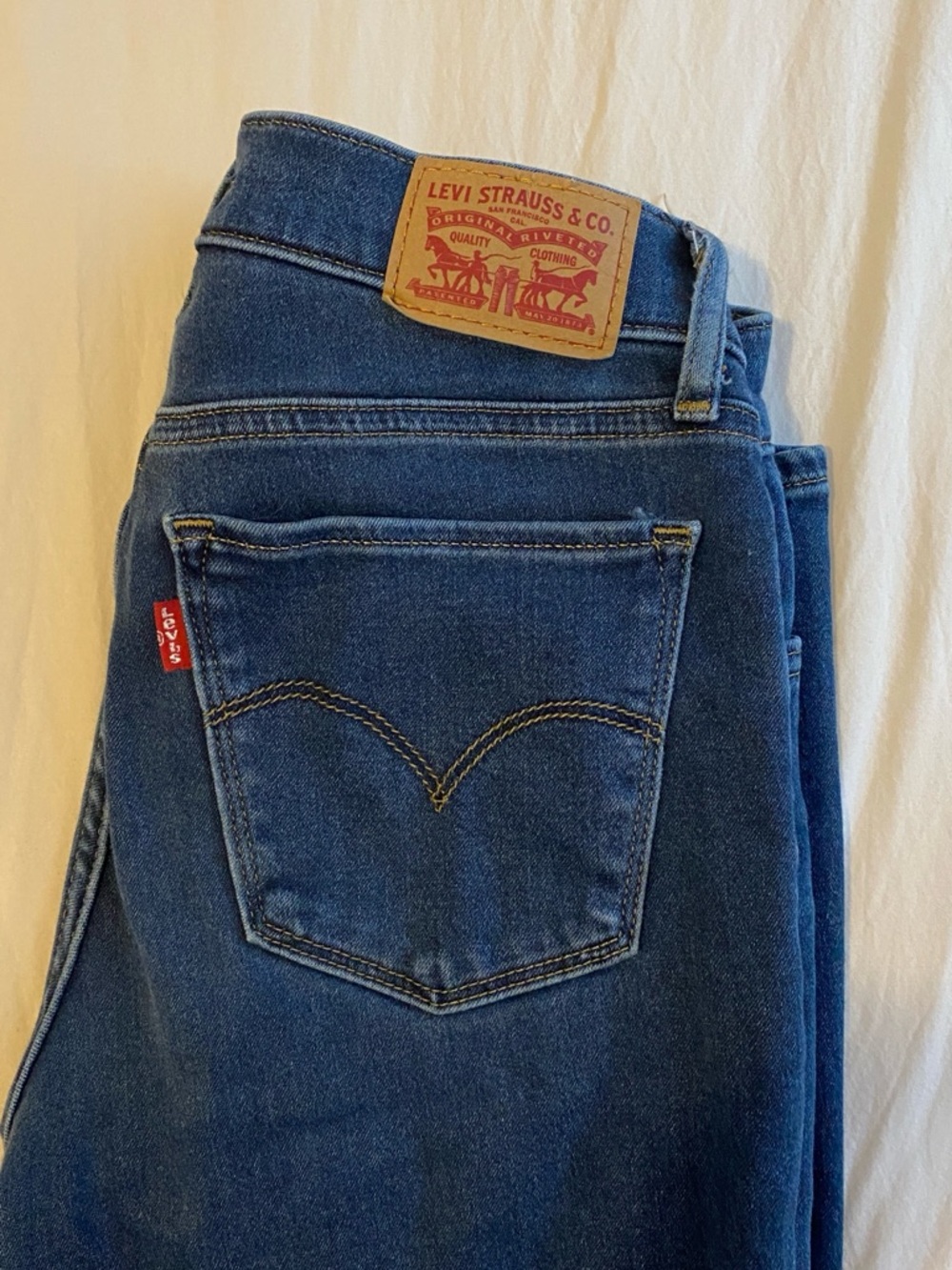 Levis Women’s Dark Blue Skinny Jeans